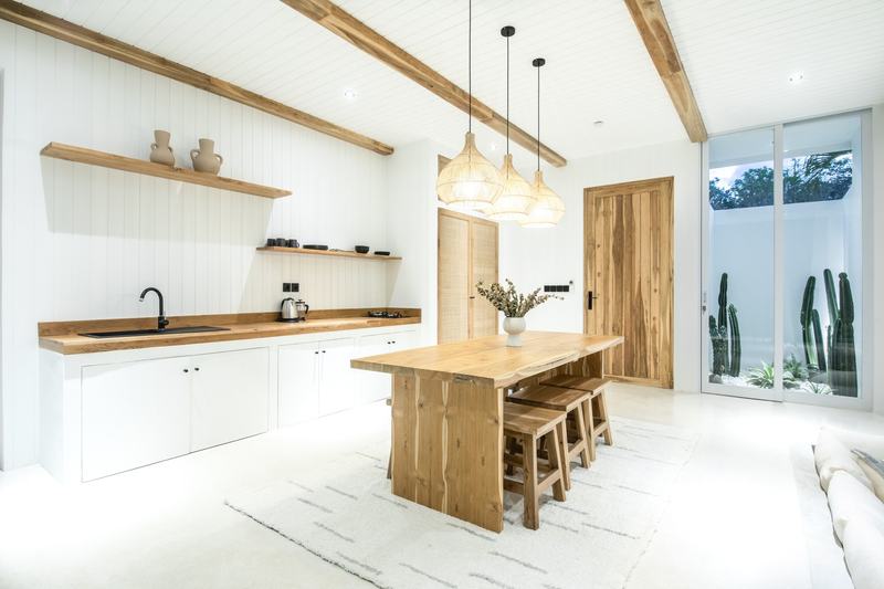Garden villa in Bingin: kitchen with a wooden table