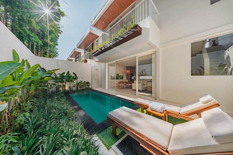 Two-story villa in Bingin: pool with loungers by the house