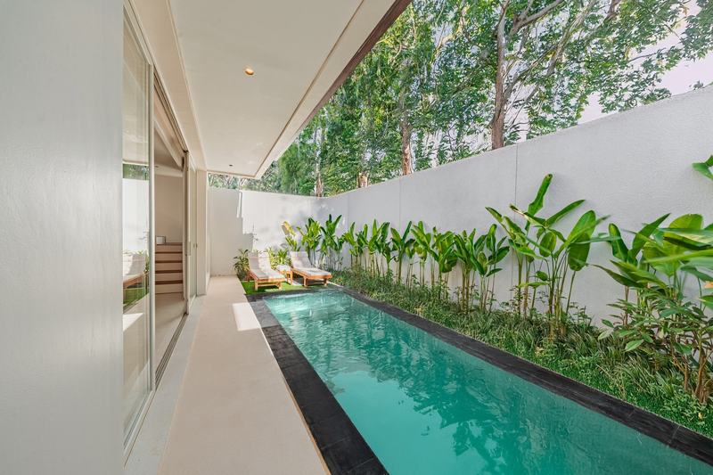 Two-story villa in Bingin: narrow pool along the garden