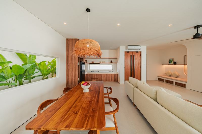 Two-story villa in Bingin: dining table and living area