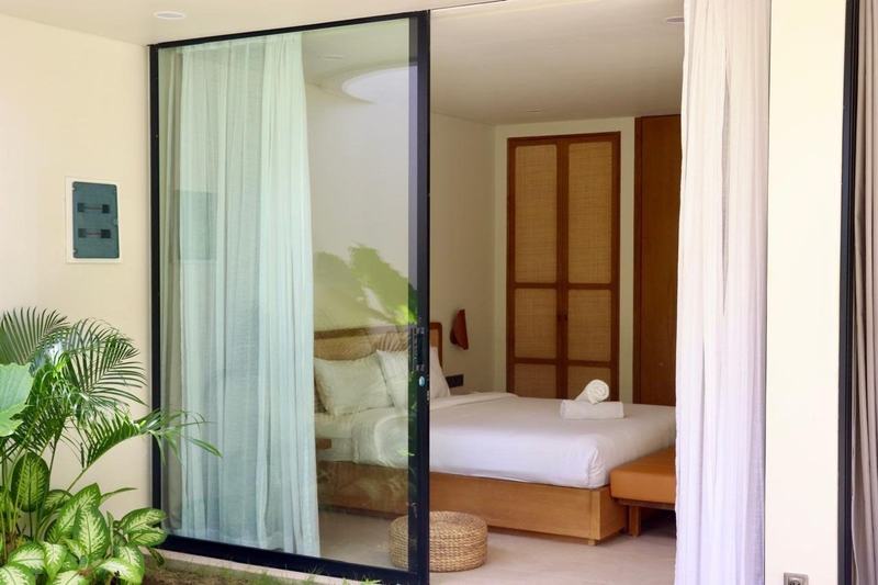 Bingin garden villa, two bedrooms: bedroom with a glass wall to the garden