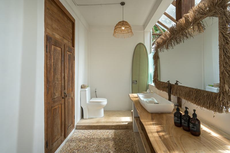 Three-bedroom villa with a garden in Bingin: bathroom with a wooden vanity top