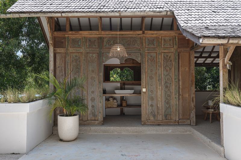 Three-bedroom villa with a garden in Bingin: open-air bathroom in a Balinese pavilion
