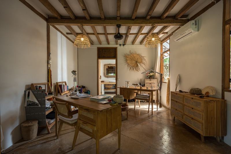 Three-bedroom villa with a garden in Bingin: study with wooden furniture