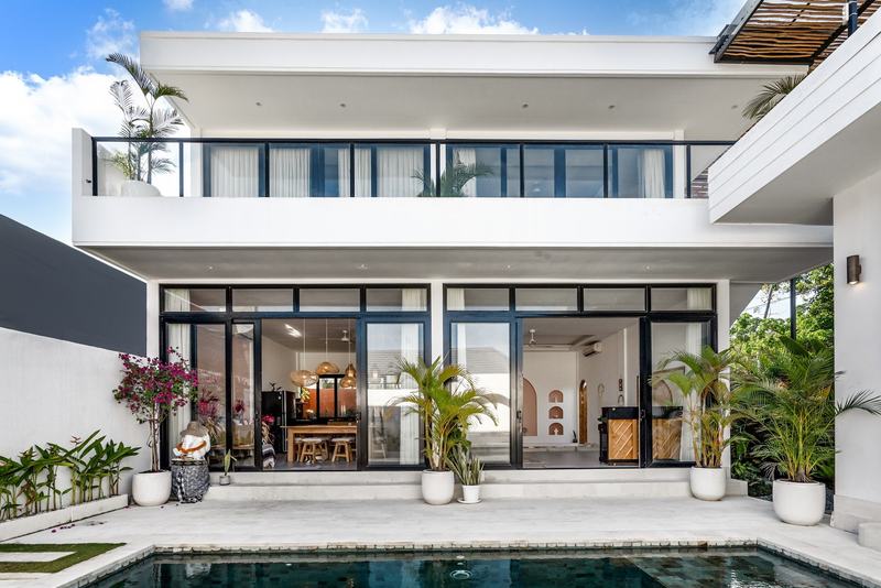 Two-story villa in Bingin: facade with a balcony above the pool
