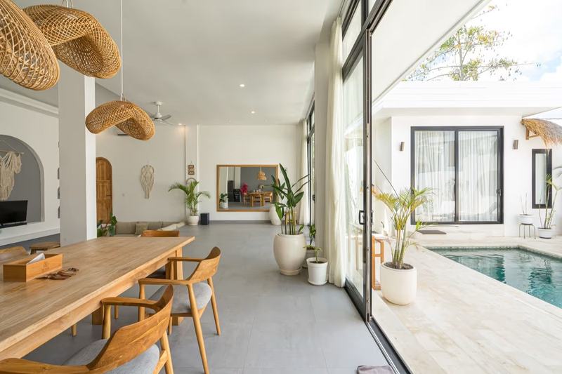 Two-story villa in Bingin: dining room opening to the pool