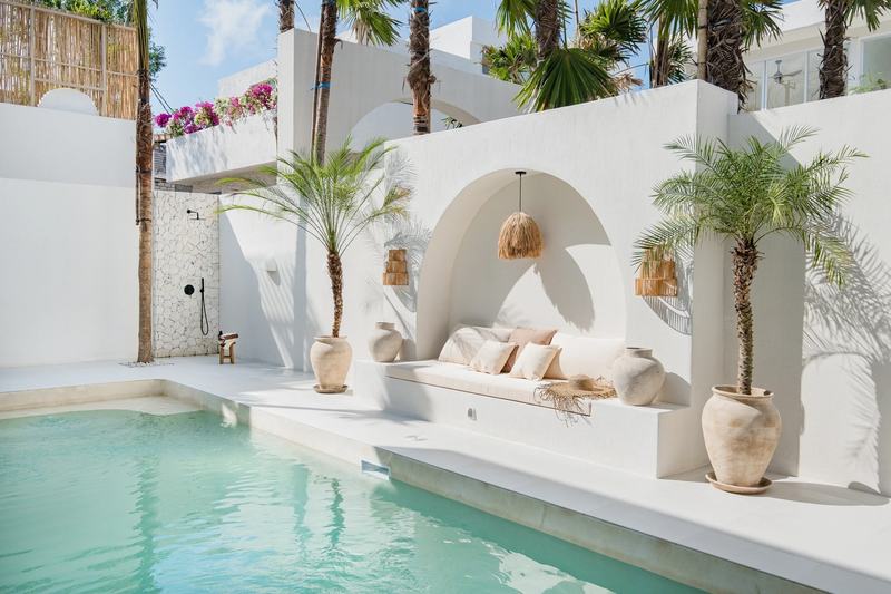 Mediterranean-style villa in Bingin: pool and white courtyard with arches