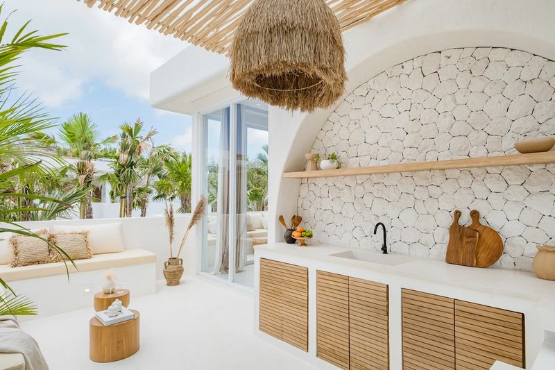 Mediterranean-style villa in Bingin: outdoor kitchen under a pergola