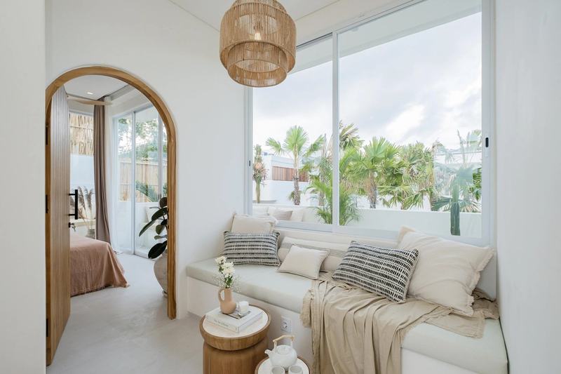 Mediterranean-style villa in Bingin: living room with an arched doorway