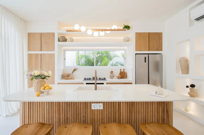 Mediterranean-style villa in Bingin: kitchen with an island