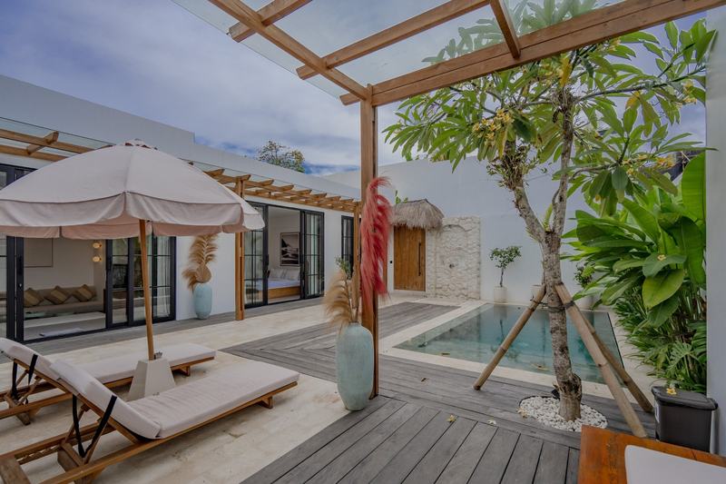 Three-bedroom villa with a courtyard in Bingin: terrace with an umbrella by the pool