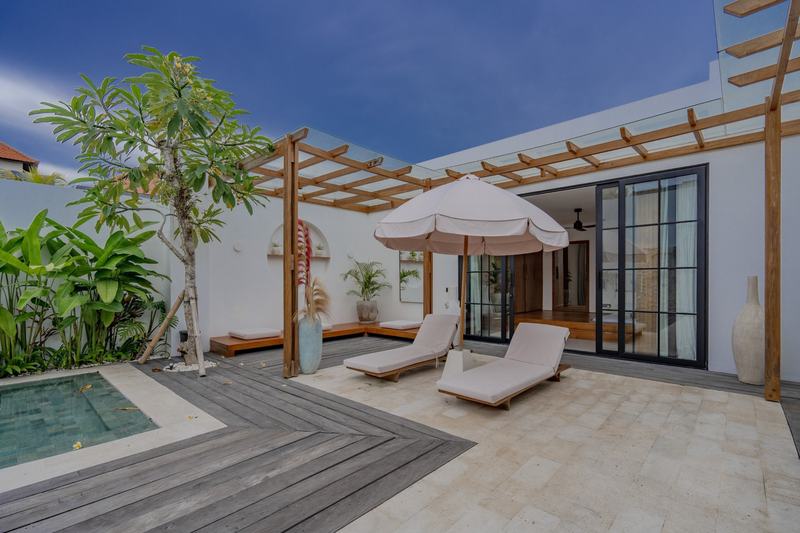Three-bedroom villa with a courtyard in Bingin: courtyard with a pergola and sun loungers