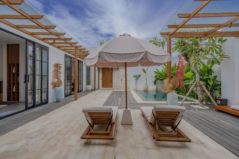 Three-bedroom villa with a courtyard in Bingin: loungers under an umbrella