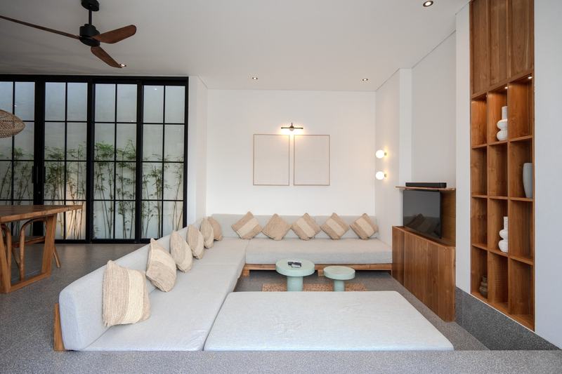 Three-bedroom villa with a courtyard in Bingin: living room with a large corner sofa