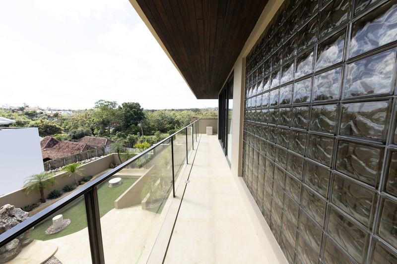 Four-bedroom villa in Bingin: open gallery along a glass-block wall