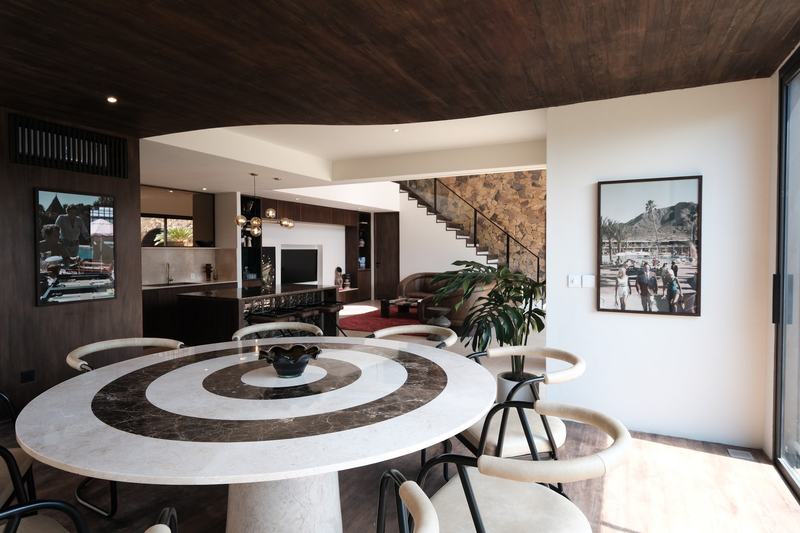 Four-bedroom villa in Bingin: bar counter and dining table
