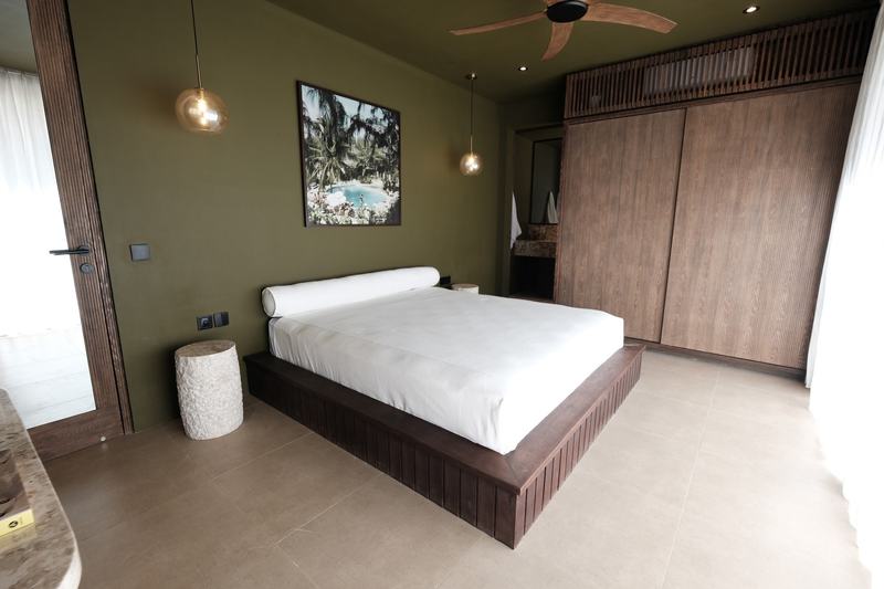 Four-bedroom villa in Bingin: bedroom with a wardrobe