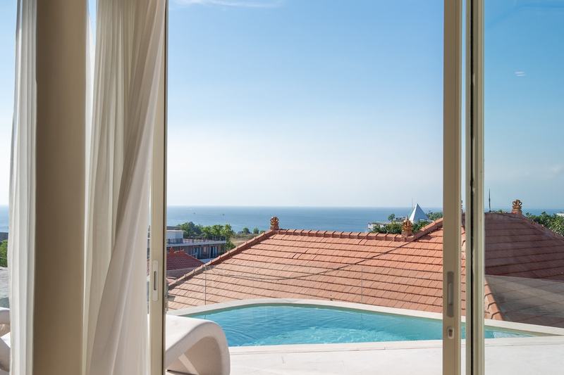 Four-bedroom ocean-view villa in Bingin: dining room facing the ocean