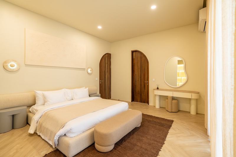 Four-bedroom ocean-view villa in Bingin: bedroom with a dressing table
