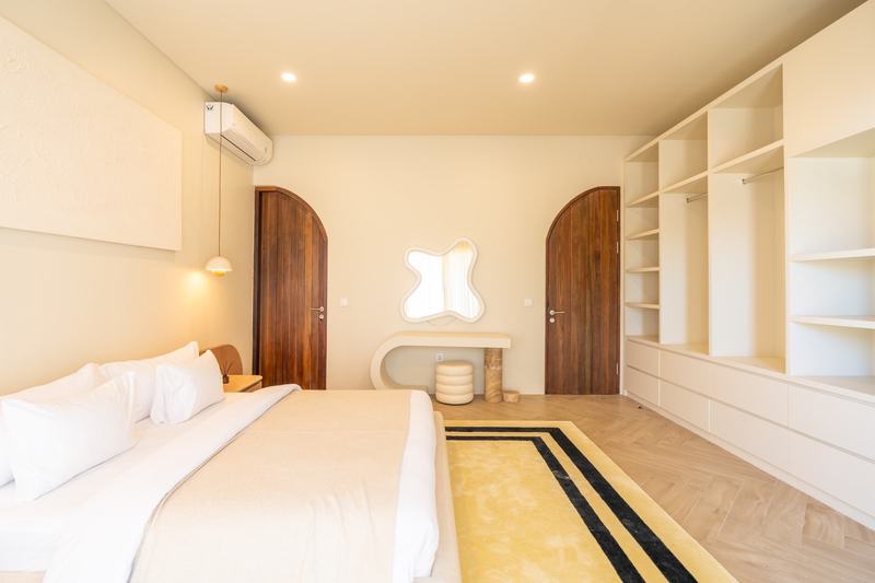 Four-bedroom ocean-view villa in Bingin: bedroom with built-in shelves