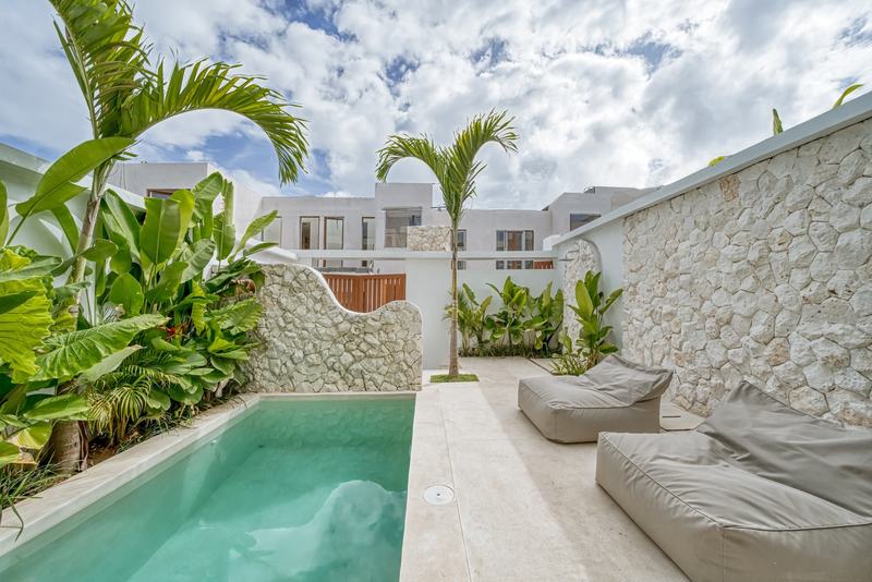 Two-bedroom villa in Balangan: sun loungers by the pool