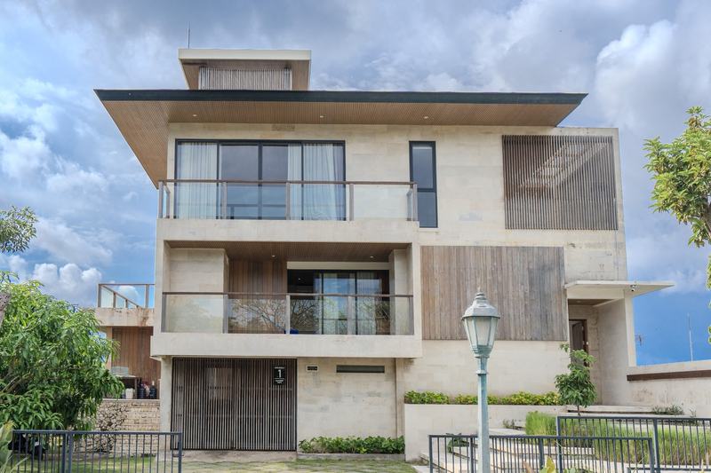 Four-bedroom villa in Kuta Golf: stone facade