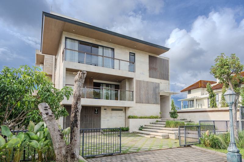 Four-bedroom villa in Kuta Golf: the house and steps up from the garden