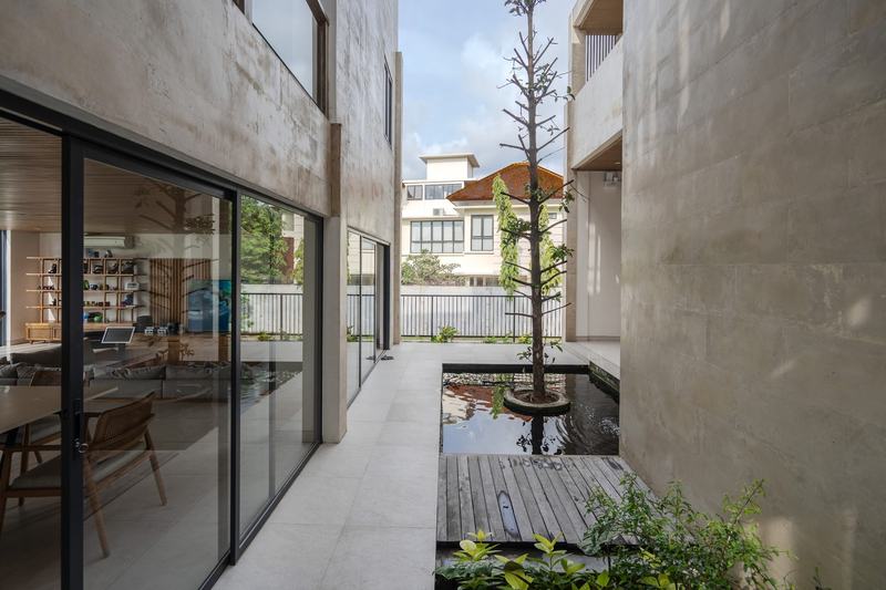 Four-bedroom villa in Kuta Golf: glass gallery beside a water channel