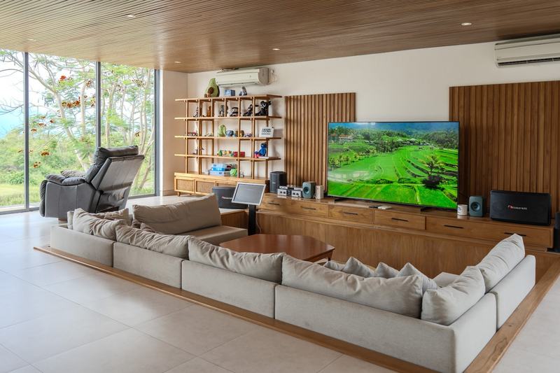 Four-bedroom villa in Kuta Golf: living room with a sunken sofa