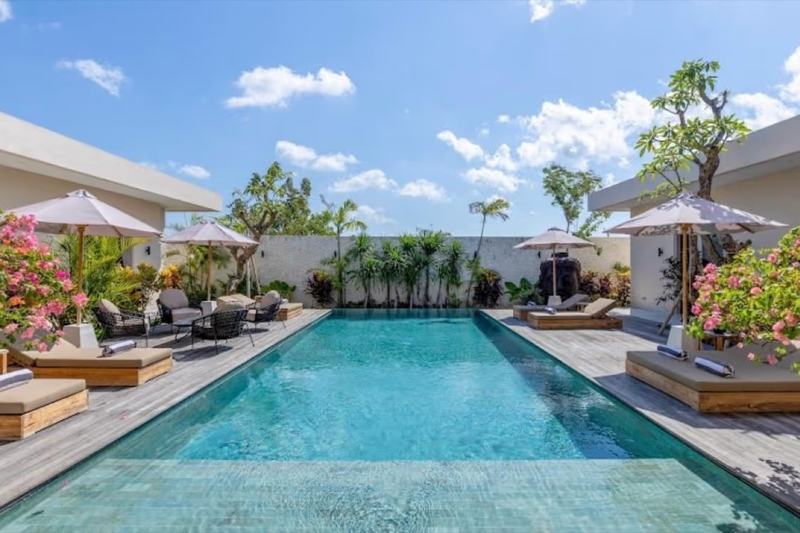 Seven-bedroom villa in Balangan: 92 m² pool and wooden deck
