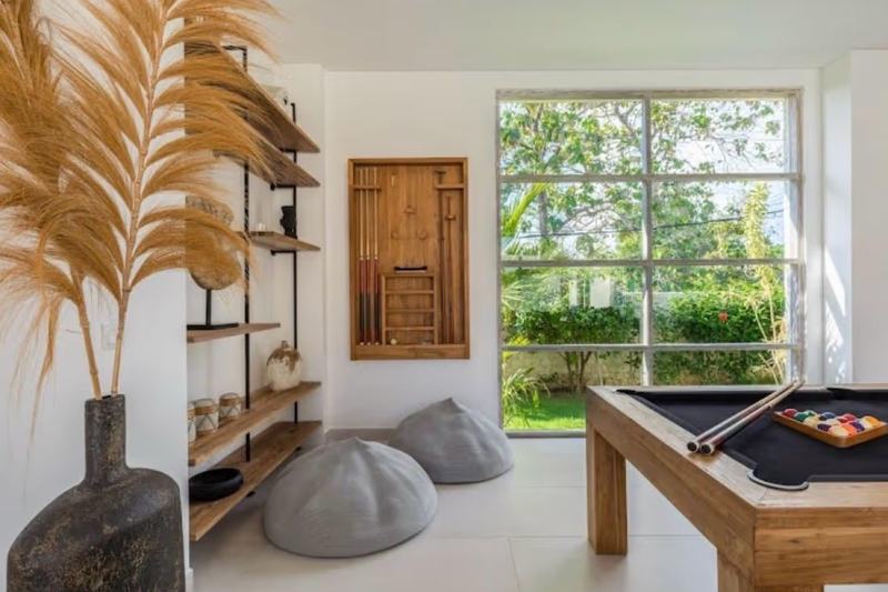 Seven-bedroom villa in Balangan: billiard room