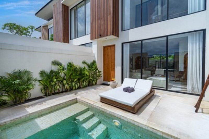 Two-bedroom garden villa in Canggu: pool and a lounger by the house