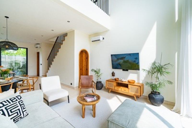 Two-bedroom garden villa in Canggu: double-height living room