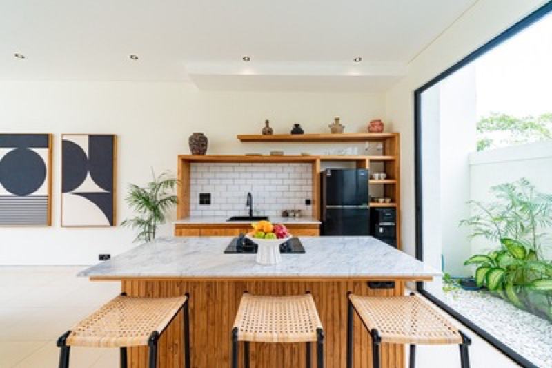 Two-bedroom garden villa in Canggu: kitchen with an island