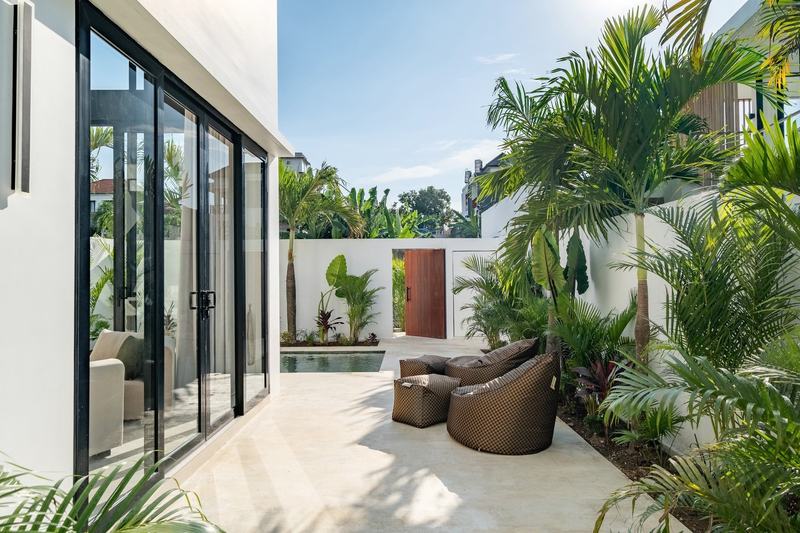 Two-bedroom villa in Canggu: courtyard with armchairs