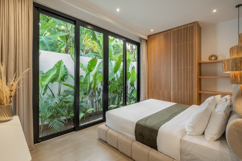 Two-bedroom villa in Canggu: bedroom with windows to the garden