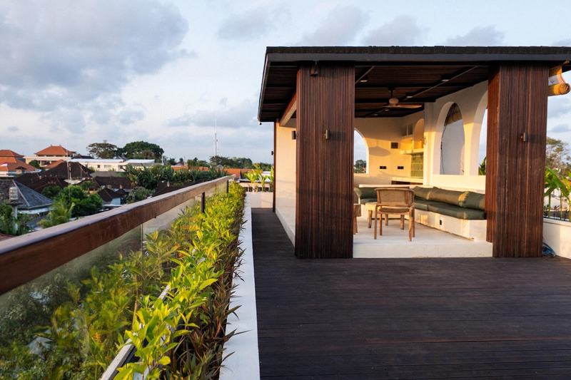 Central Canggu three-bedroom villa: rooftop terrace with a gazebo and views over Canggu