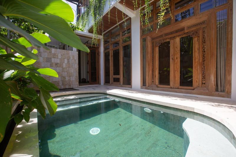 Three-bedroom villa in Canggu: courtyard pool and facade