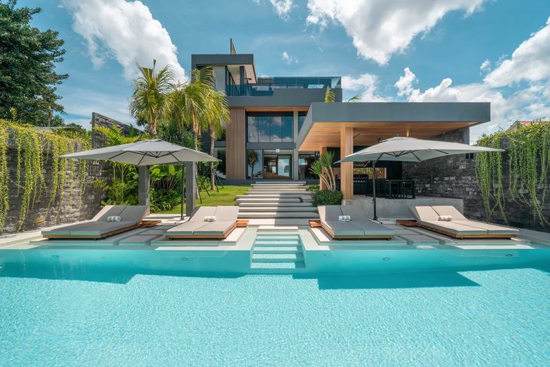 Four-bedroom villa with a rooftop terrace, Canggu: 45 m² pool and the house facade