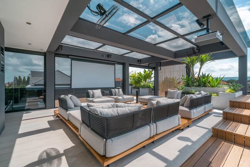 Four-bedroom villa with a rooftop terrace, Canggu: rooftop lounge with a movie screen