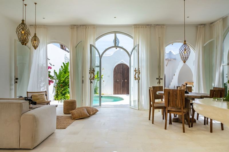 Casa Kayana: dining table in the living room, doors open to the yard