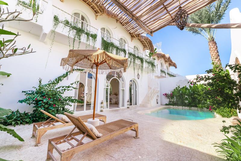 Casa Nostra: tumbonas y sombrilla junto a la piscina