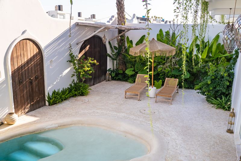 Casa Nostra: patio interior con portones de madera y piscina de inmersión