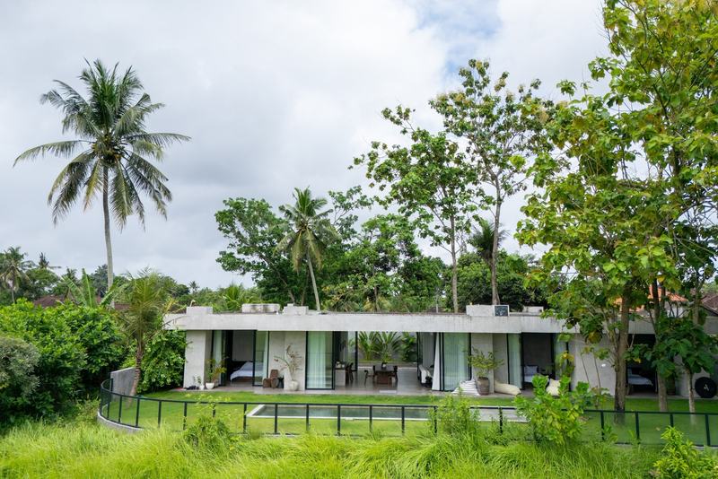 Four-bedroom villa near Cemagi: the house seen from the rice fields