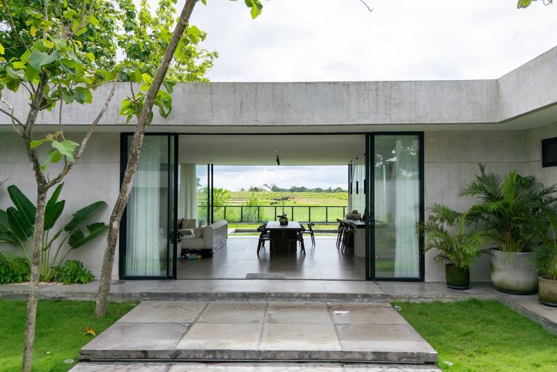 Four-bedroom villa near Cemagi: courtyard entrance with a view through the living room to the fields