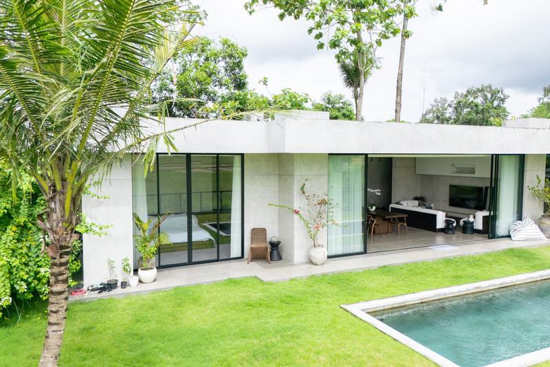 Four-bedroom villa near Cemagi: bedrooms opening onto the lawn and pool