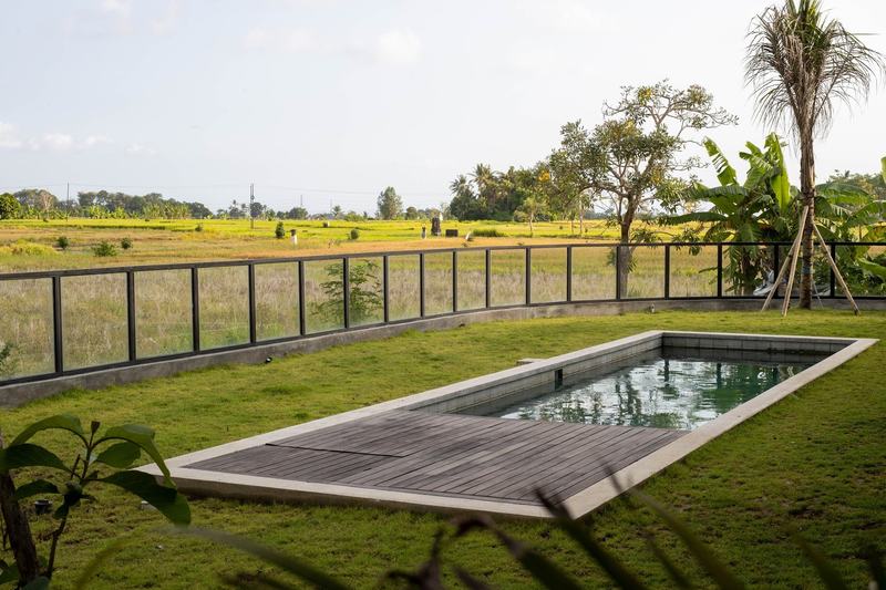 Four-bedroom villa near Cemagi: pool and deck against the rice fields