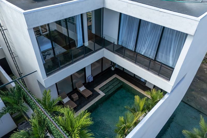 Cemagi Rock Villas: فناء المسبح من الأعلى
