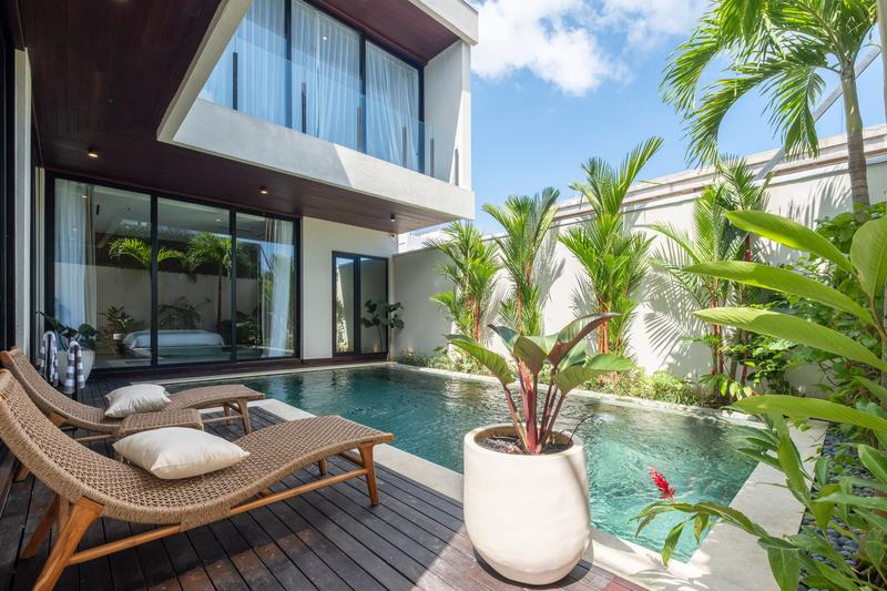 Cemagi Rock Villas: sun loungers along the second villa's pool