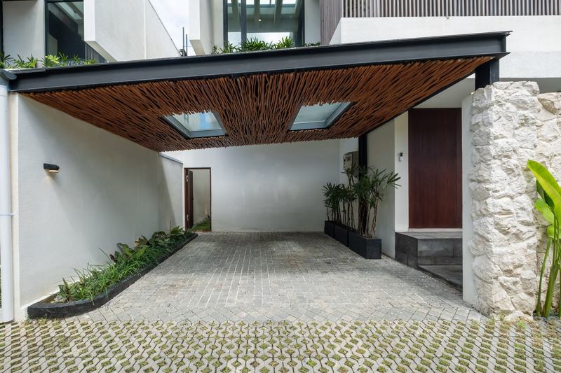 Cemagi Rock Villas: موقف السيارة الخشبي وباب المدخل